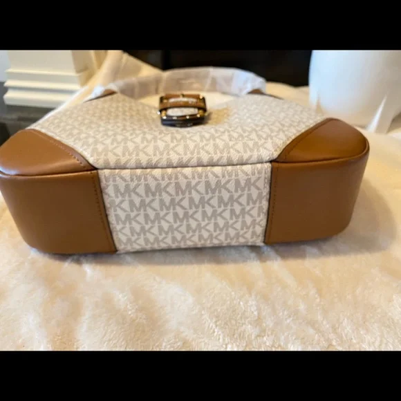 MICHAEL KORS Ilillian Medium Shoulder Bag - Picture 6 of 13